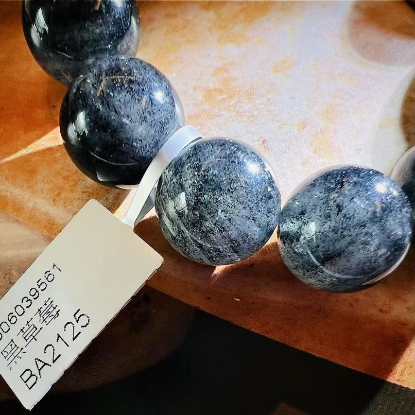 黑草莓晶 Black Strawberry Quartz